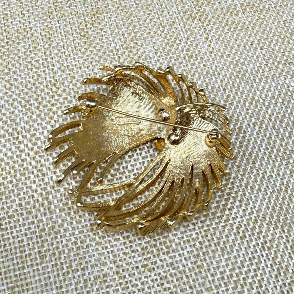 Vintage Monet Gold Tone Mirador Rope Waterfall Swirl Knot Signed Brooch - Picture 4 of 6